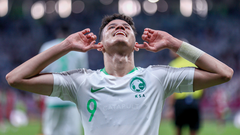 الحمدان يحتفل بعد تسجيل هدف الفوز للسعودية على قطر في نصف النهائي. أ.ف.ب