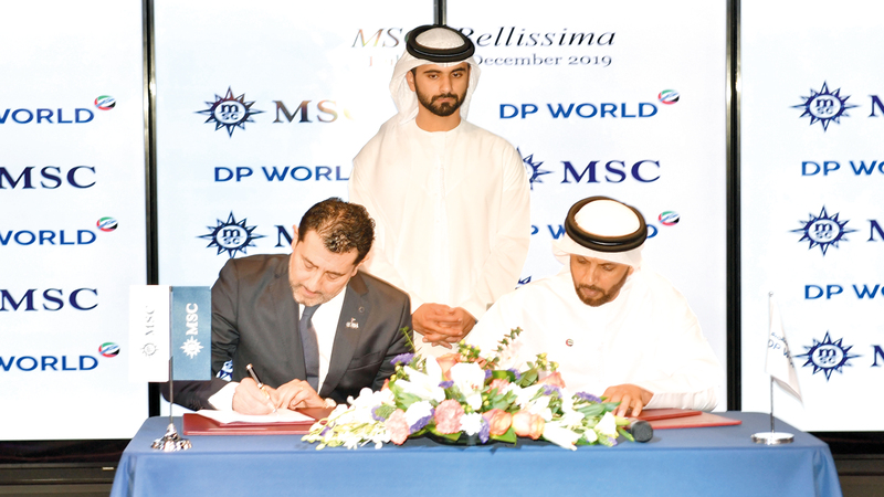 منصور بن محمد شهد التوقيع على اتفاقية الشراكة. وام