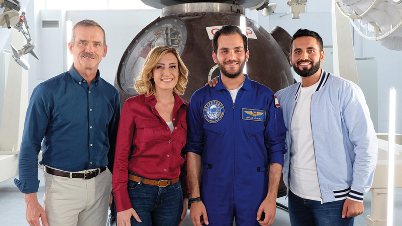 عباس مع أعضاء لجنة التحكيم قبل مغادرته المنافسات. من المصدر