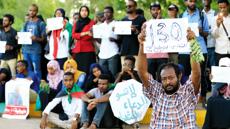 آلاف الطلبة في السودان مطالبين بتوفير الخبز وأسعار مناسبة للوقود في نهاية ديسمبر 2018. أ.ف.ب