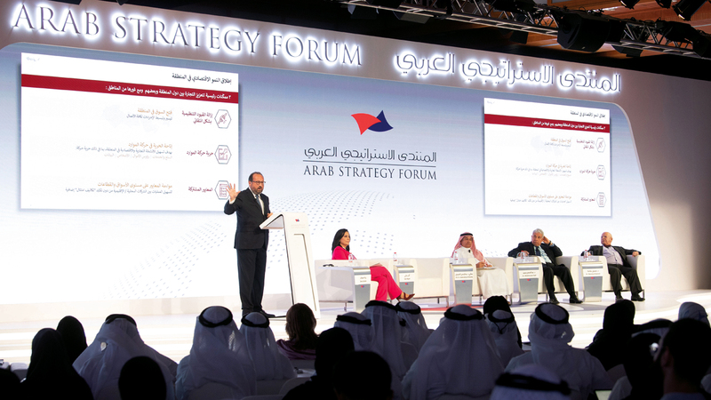 جلسة «التحولات الاقتصادية العربية» عقدت ضمن أعمال «المنتدى الاستراتيجي العربي».  تصوير: أحمد عرديتي