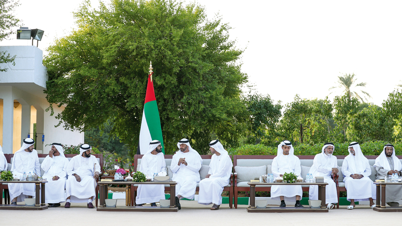 محمد بن راشد ومحمد بن زايد يتبادلان الأحاديث الأخوية الودية في مجلس قصر المقام. من المصدر
