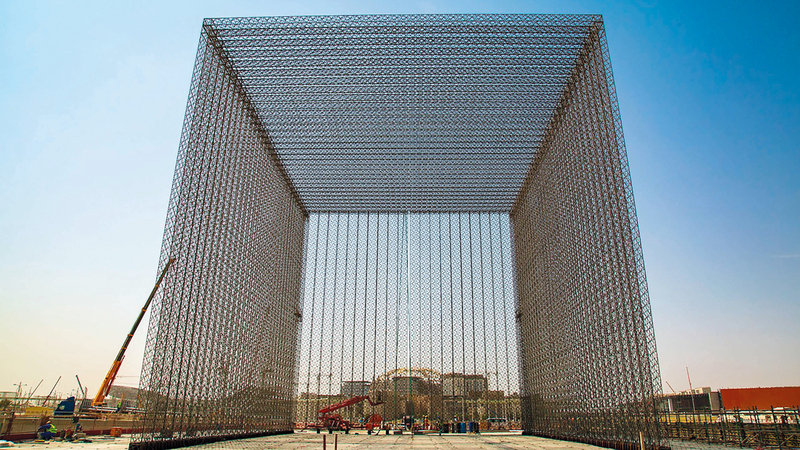 البوابات مصنوعة من ألياف الكربون بطول 21 متراً. من المصدر