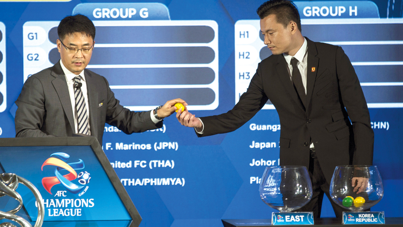 من مراسم حفل سحب قرعة أبطال آسيا 2020 في كوالالمبور أمس. إي.بي.إي