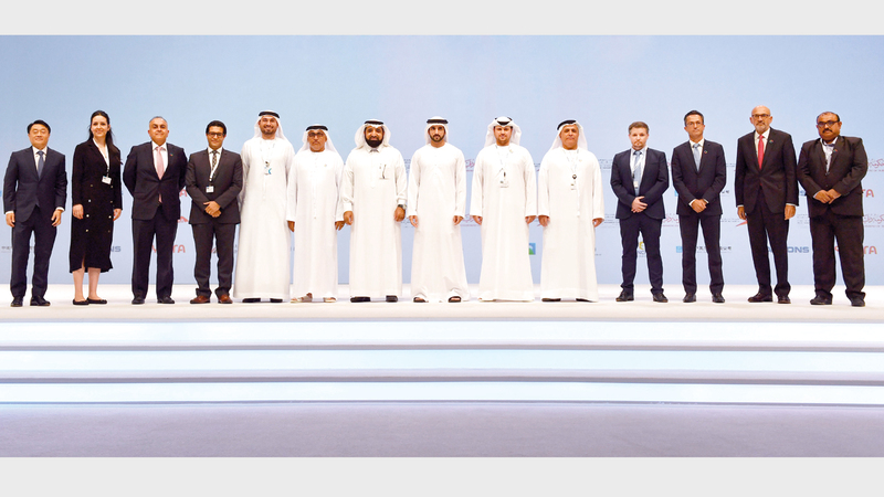 حمدان بن محمد أثناء تكريم إحدى الجهات الفائزة في حفل ختام منتدى دبي العالمي لإدارة المشاريع. وام