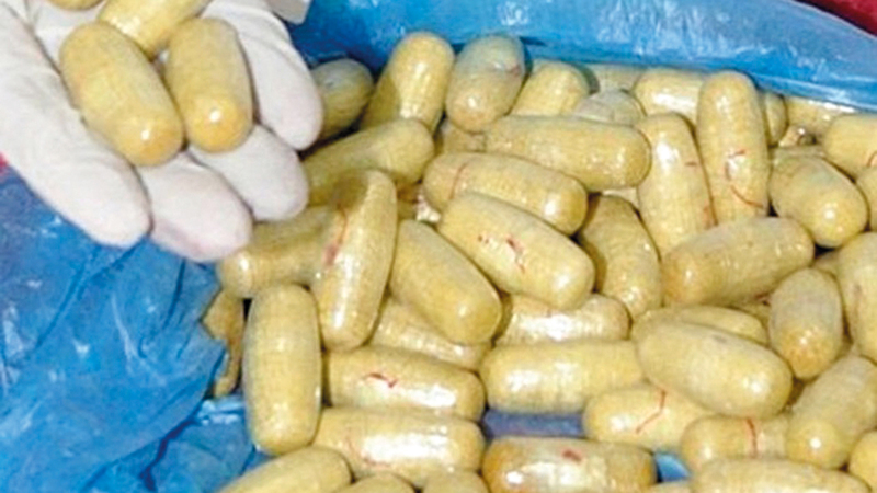 عصابات تحوّل الفقراء في بعض البلدان إلى حاويات لتهريب المخدرات. من المصدر