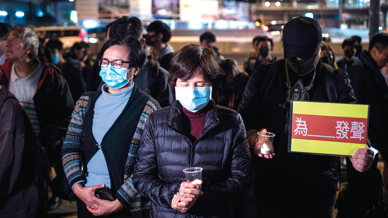 يضيئون الشموع الإلكترونية خلال اليوم العالمي لحقوق الإنسان. أ.ف.ب