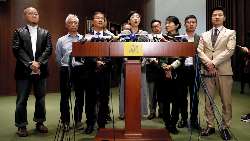 المحققون يعقدون مؤتمراً صحافياً للاعتذار عن مواصلة التحقيق.  رويترز