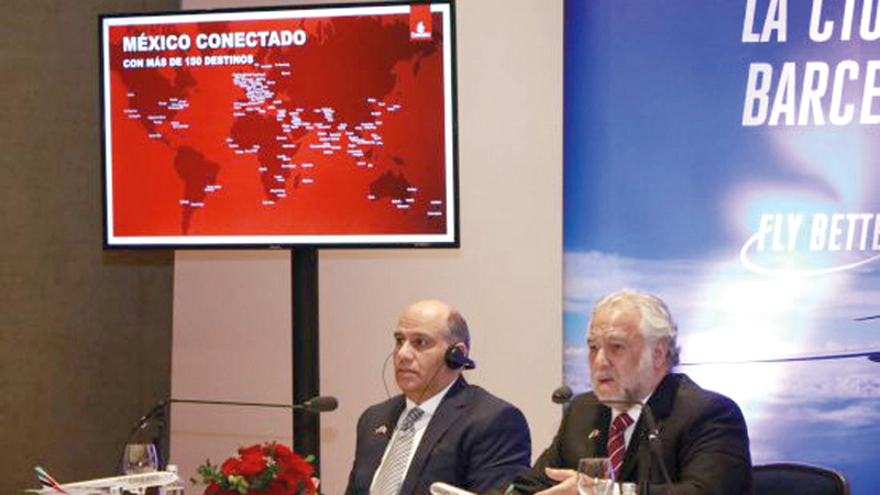 ميجيل توركو ماركيز (إلى اليمين) وعبيدالله خلال المؤتمر الصحافي. من المصدر