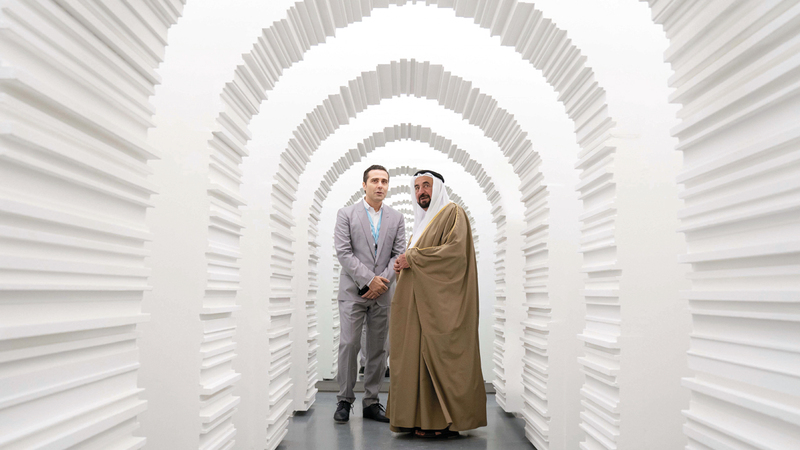 حاكم الشارقة تجوّل في المعارض التي ضمت مجموعة من الأعمال التشكيلية والتركيبية والنحتية والجداريات. الإمارات اليوم