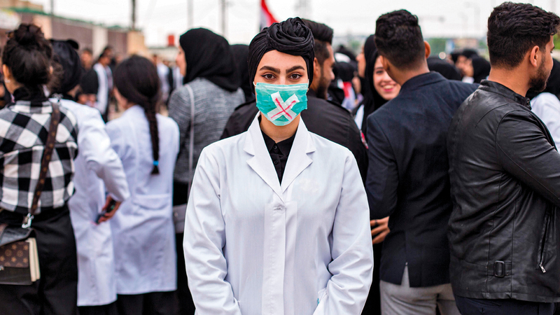 زينة طالبة طب عراقية تشارك في التظاهرات.  أ.ف.ب