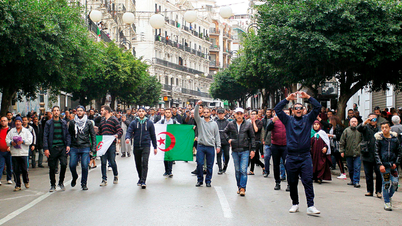 متظاهرون معارضون للانتخابات الرئاسية في وسط العاصمة الجزائر.  أ.ف.ب