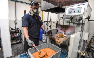 أبرز 10 مراحل لصناعة الذهب والمجوهرات