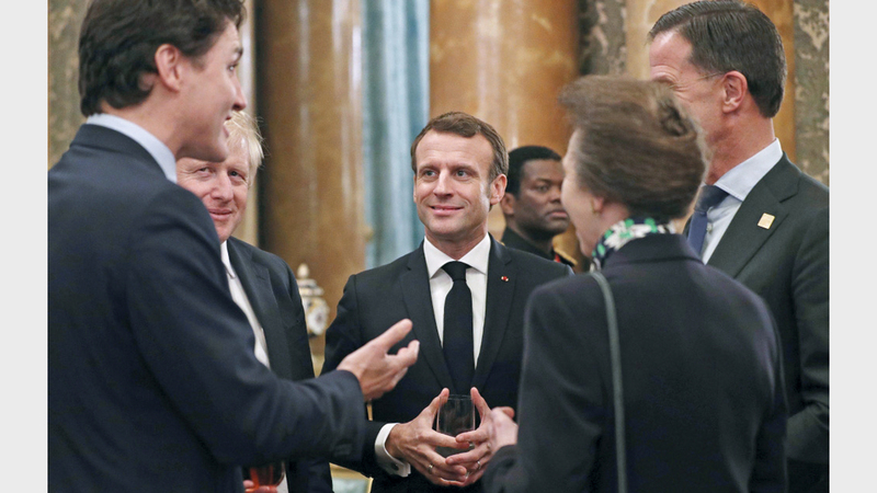 لم يكن هؤلاء القادة مدركين أنهم تحت عدسات المصورين واستمروا في السخرية من ترامب. أرشيفية