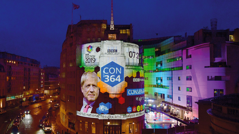 عرض نتائج استطلاع الرأي في لندن بعد إغلاق باب التصويت في الانتخابات. رويترز