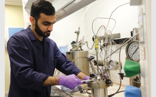 شبابنا في الخارج.. مسيرة علمية متميّزة تقود الحبسي إلى الدكتوراه في «علوم المواد»