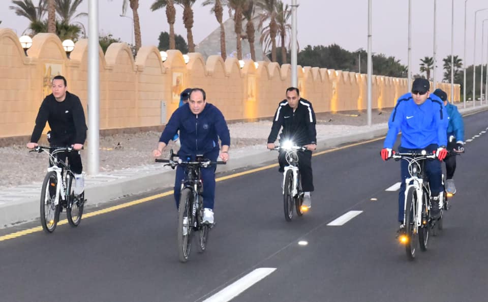 السيسي يقود الدراجة في شوارع شرم الشيخ.