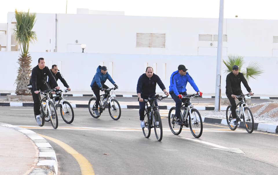 السيسي يقود الدراجة في شوارع شرم الشيخ.