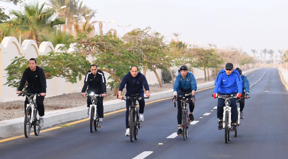 السيسي يقود الدراجة في شوارع شرم الشيخ.