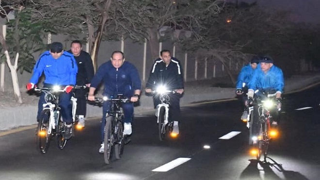 السيسي يقود الدراجة فجراً في شوارع شرم الشيخ.