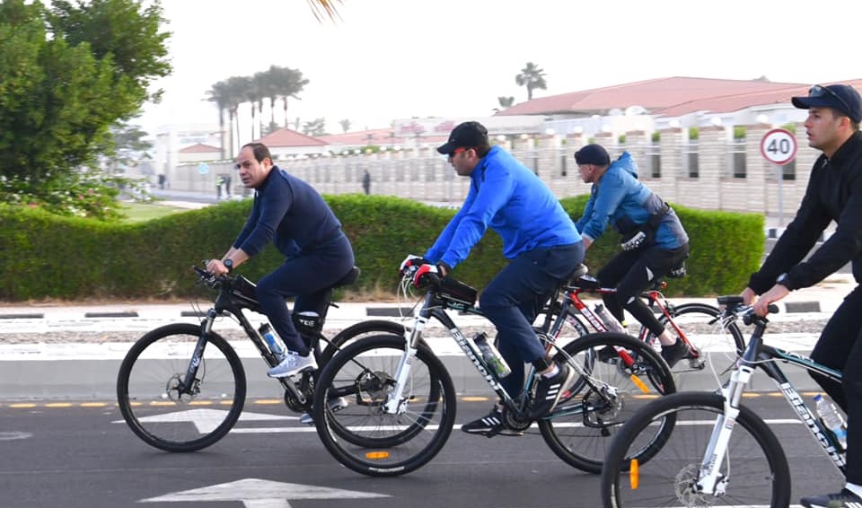 السيسي يقود الدراجة فجراً في شوارع شرم الشيخ.