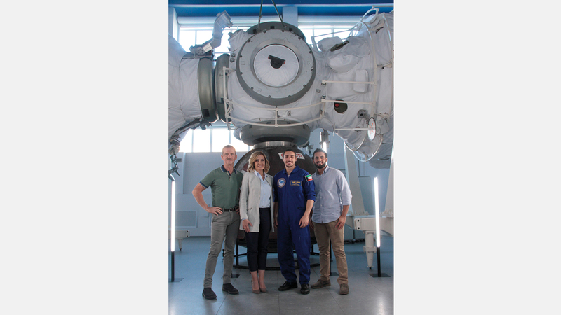 بدر مع أعضاء لجنة التحكيم قبل مغادرته المنافسات. من المصدر