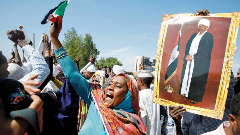 أنصار البشير يتظاهرون احتجاجاً على محاكمته في الخرطوم. رويترز