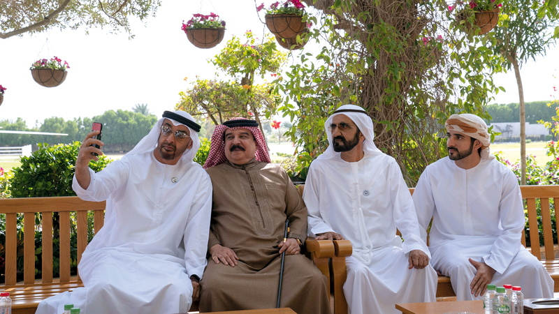 محمد بن راشد ومحمد بن زايد خلال استقبالهما ملك البحرين أثناء زيارته للدولة العام الماضي بحضور حمدان بن محمد. أرشيفية