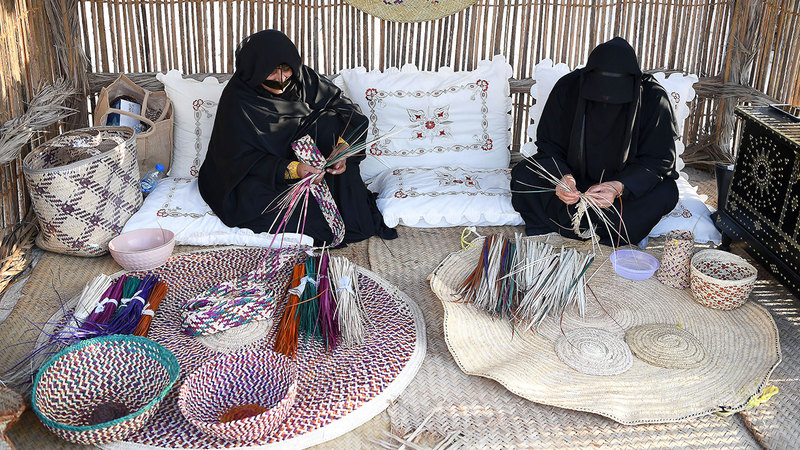 ويعيش زوار المهرجان وسط أجواء تراثية التي تشمل البيئة البرية والبحرية لدولة الامارات .