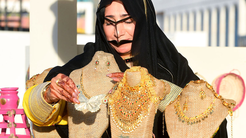 مهرجان الظفرة مسلّطة الضوء على ملامح من التراث الإماراتي الأصيل، تتواصل فعاليات الدورة الـ13 لمهرجان الظفرة، التي تنظمها لجنة إدارة المهرجانات والبرامج الثقافية في أبوظبي حتى 25 من ديسمبر الجاري بمدينة زايد.