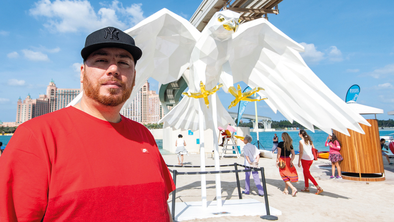 إدريس بي قدم مجموعة منحوتات تتميز بأبعادها التي تقارب الحجم الطبيعي للحيوانات. تصوير: أحمد عرديتي