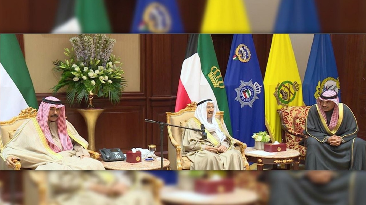أمير الكويت يستقبل رئيس الوزراء الجديد بحضور ولي العهد.