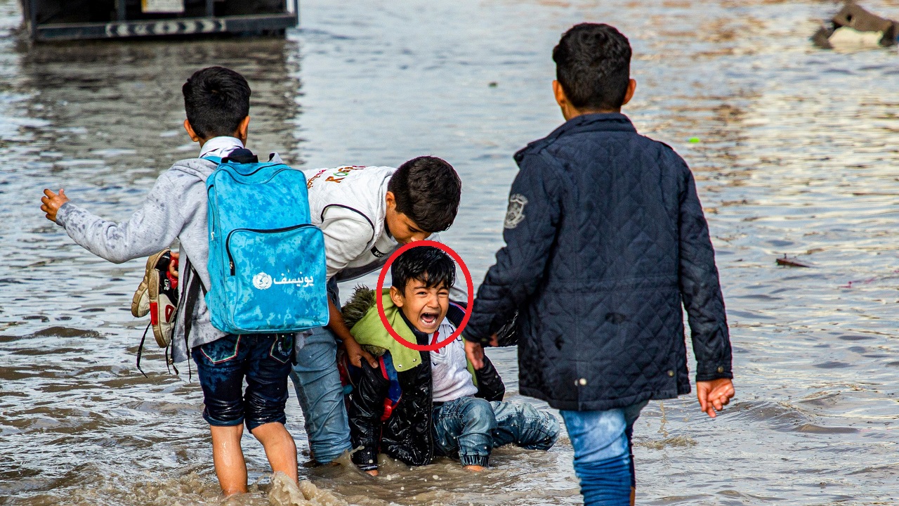 3. سقط الطفل على الأرض وتجمع حوله زملائه (أ. ف. ب)