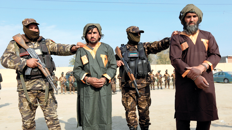 اسرى من طالبان يمثلون امام وسائل الاعلام بعد اعتقالهم في تفجير في جلال اباد، رويترز