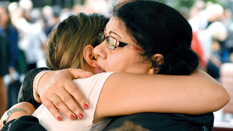 ناجيتان من حمم البركان لدى وصولهما بحراً إلى ميناء سيدني في أستراليا. إي.بي.إيه