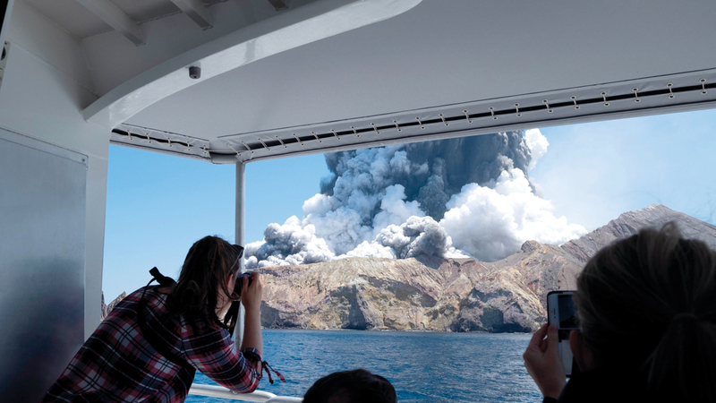 حمم البركان هدّدت حياة كثير من السيّاح.  أ.ب