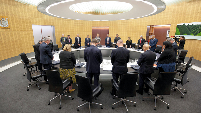 أعضاء حكومة نيوزيلندا يقفون دقيقة صمت على أرواح ضحايا البركان.  أ.ب