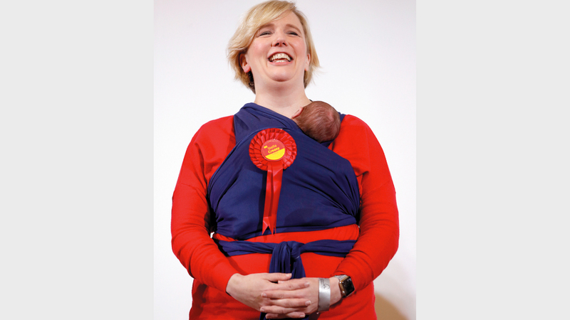 النائبة ستيلا تحمل طفلتها الوليدة في مجلس العموم. رويترز