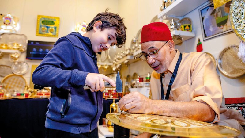 الحرف التقليدية تمنح الجناح المغربي طابعاً خاصاً. من المصدر