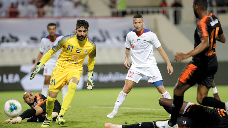 دفاع عجمان وحارس مرماه علي الحوسني قاما بدور كبير في مباراة الشارقة. تصوير: مصطفى قاسمي
