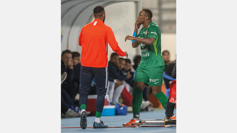 أحمد خليل أحرز هدف شباب الأهلي الأول في مرمى خورفكان وأهداه إلى مدير الفريق خالد الكعبي. تصوير: مصطفى قاسمي