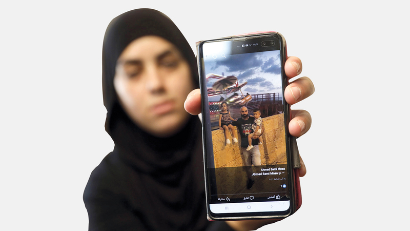 امرأة من «عرب إسرائيل» تعرض على هاتفها المحمول صورة أحد أقاربها الذي تم قتله بأعمال العنف في المجتمع العربي. أ.ب