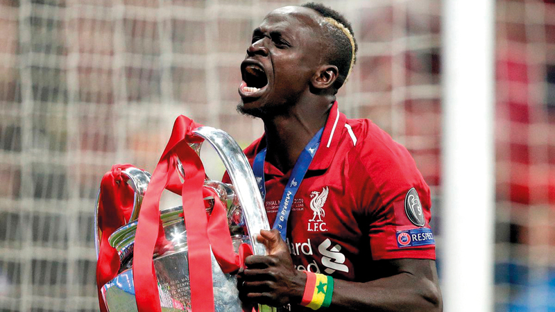 مانيه يحتفل بلقب أبطال أوروبا مع ليفربول. من المصدر