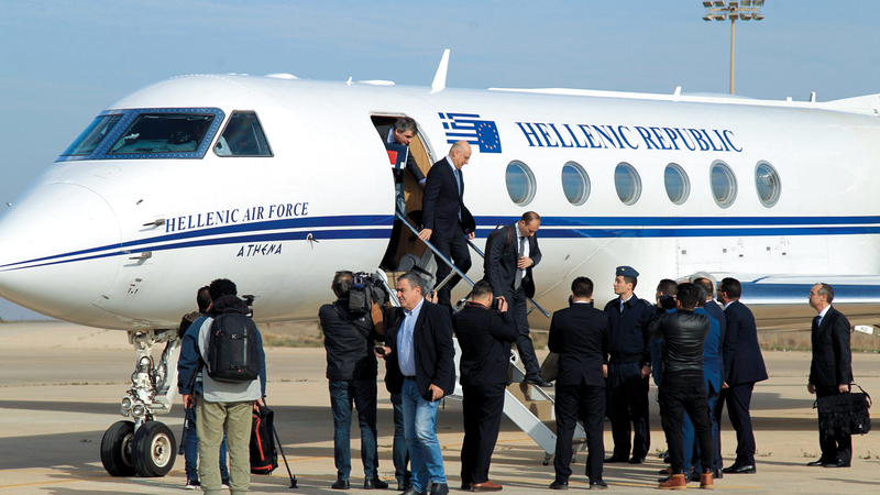 وزير الخارجية اليوناني خلال وصوله إلى بنغازي أمس. أ.ف.ب