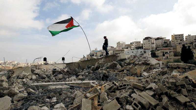 إسرائيل تهدم المنازل بذريعة عدم الترخيص في العيساوية التي تعاني نقص مساحات البناء. من المصدر