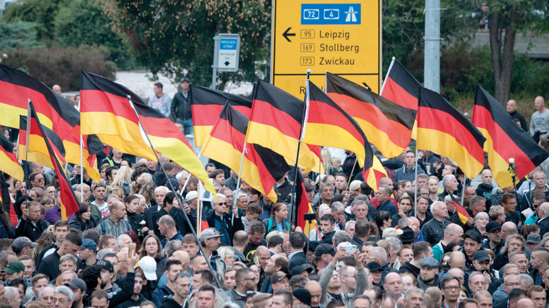 تظاهرات عدائية في ألمانيا ضد المهاجرين الهاربين من الحروب أو الجوع كشفت أن التعاطف فشل في التغـــــلب على المادية. أرشيفية