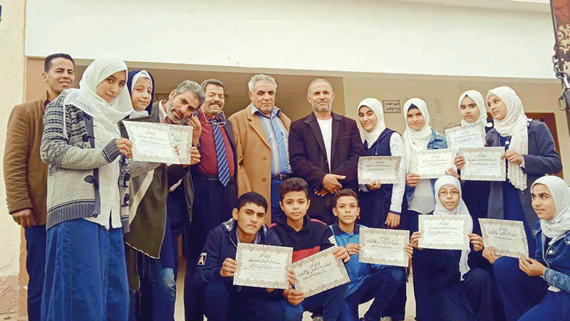 الفريق العامل في المدرسة التي تحمل اسم الهرش لتخليد ذكراه. أرشيفية