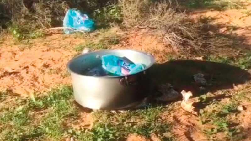 طنجرة متروكة في البر بعد وقت التنزّه. من المصدر