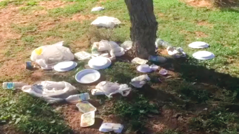 مخلفات التنزه لإحدى الأسر. من المصدر