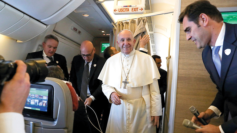 يشكل الصحافيون من أنحاء العالم الذين يرافقون البابا دائرة ضيقة.  أرشيفية